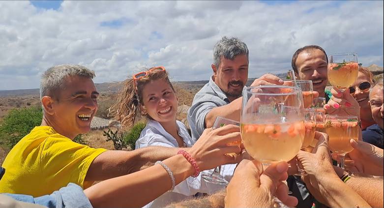 Proslava sa bezalkoholnim likerom od lubenice i nane u Masai Lodge-u